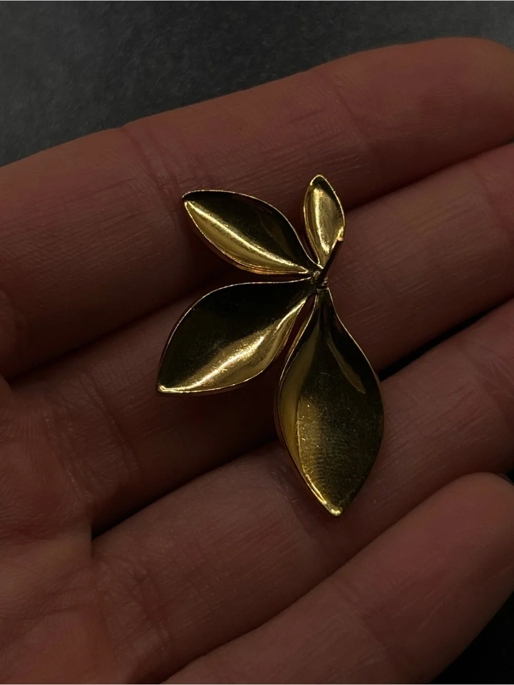 VELLE GOLD PETAL EARRING (one piece)